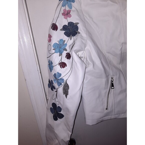 Urban Retro White Faux Leather Jacket – Women’s L– Floral Embroidered Moto Style - Picture 4 of 9
